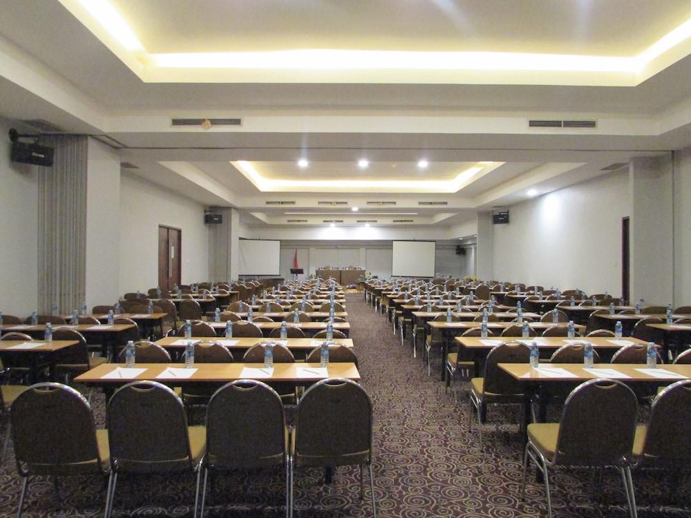 Townhouse Oak Hotel Grand Cikarang Zewnętrze zdjęcie